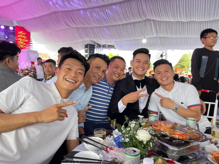 doan-van-hau-khoac-tay-hoa-hau-top-10-dep-nhat-viet-nam-di-an-cuoi doan-van-hau-khoac-tay-hoa-hau-top-10-dep-nhat-viet-nam-di-an-cuoi