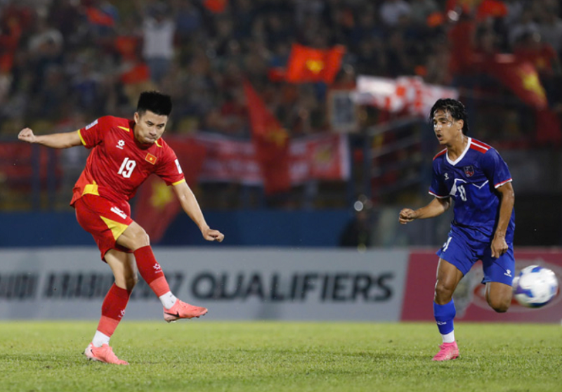 pham-thanh-long-va-man-trinh-dien-nhat-nhoa-trong-ngay-khoac-ao-so-19-cua-quang-hai