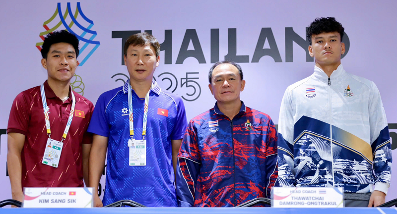 ly-duc-bat-khoc-sau-dem-vang-rajamangala-chien-thang-nay-danh-cho-gia-dinh